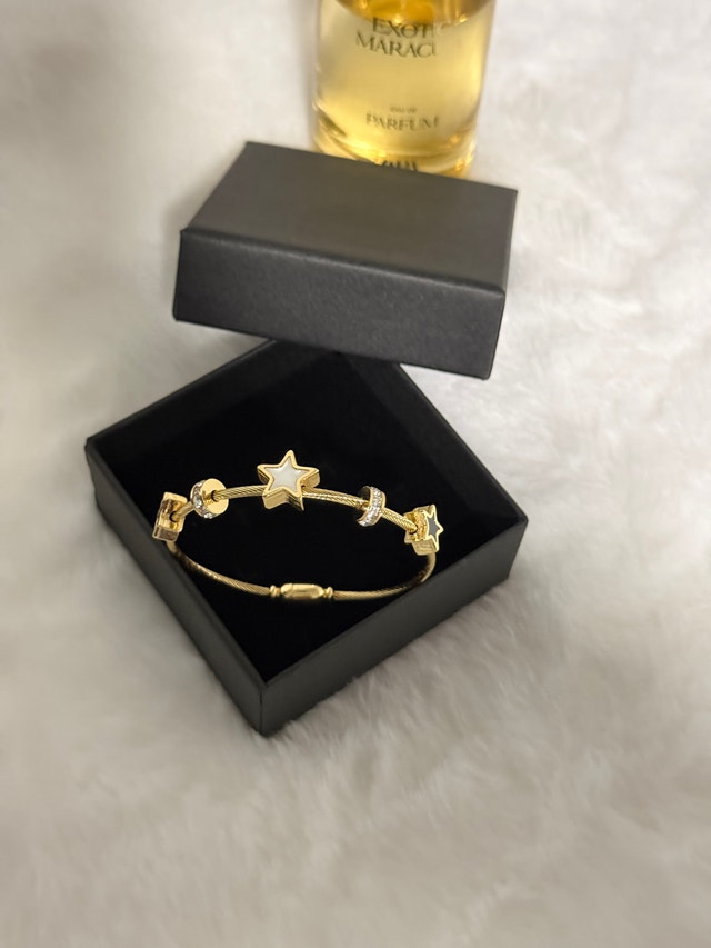 Gold Tone Star Charm Bracelet