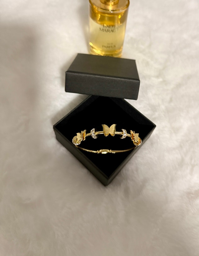 Gold tone butterfly cable bangle bracelet - photo 2
