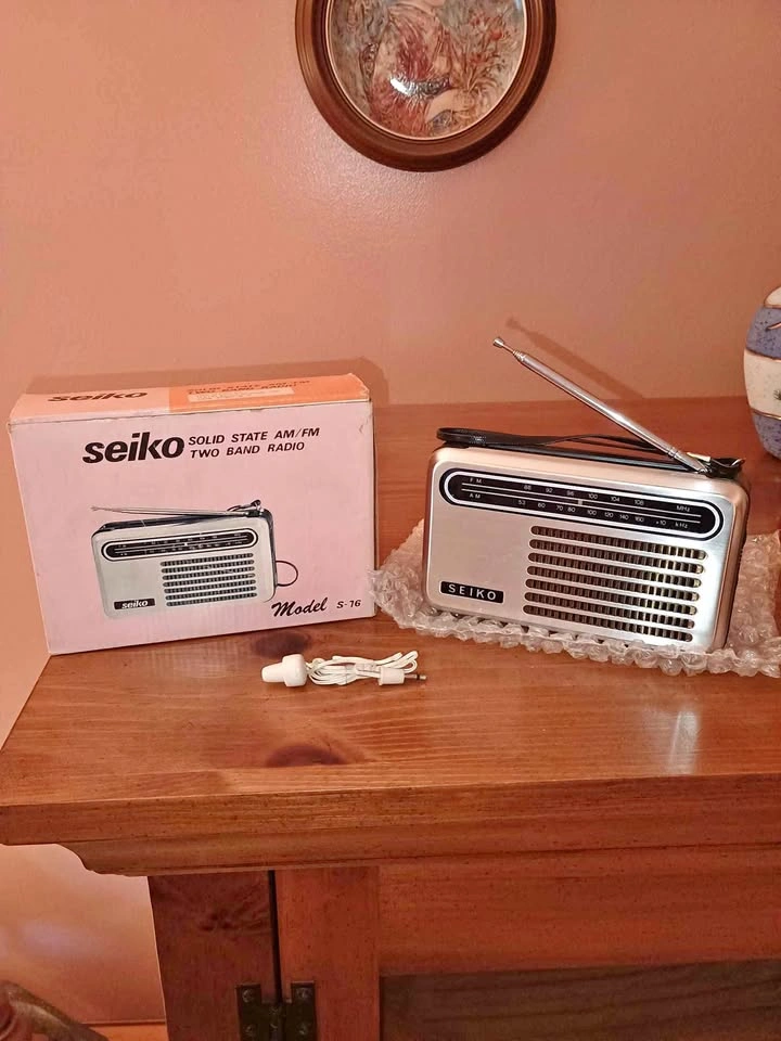 Vintage 1960s Seiko Solid State Transistor Radio Model S-76