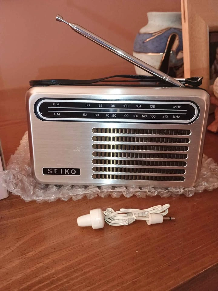Vintage 1960s Seiko Solid State Transistor Radio Model S-76 - photo 2