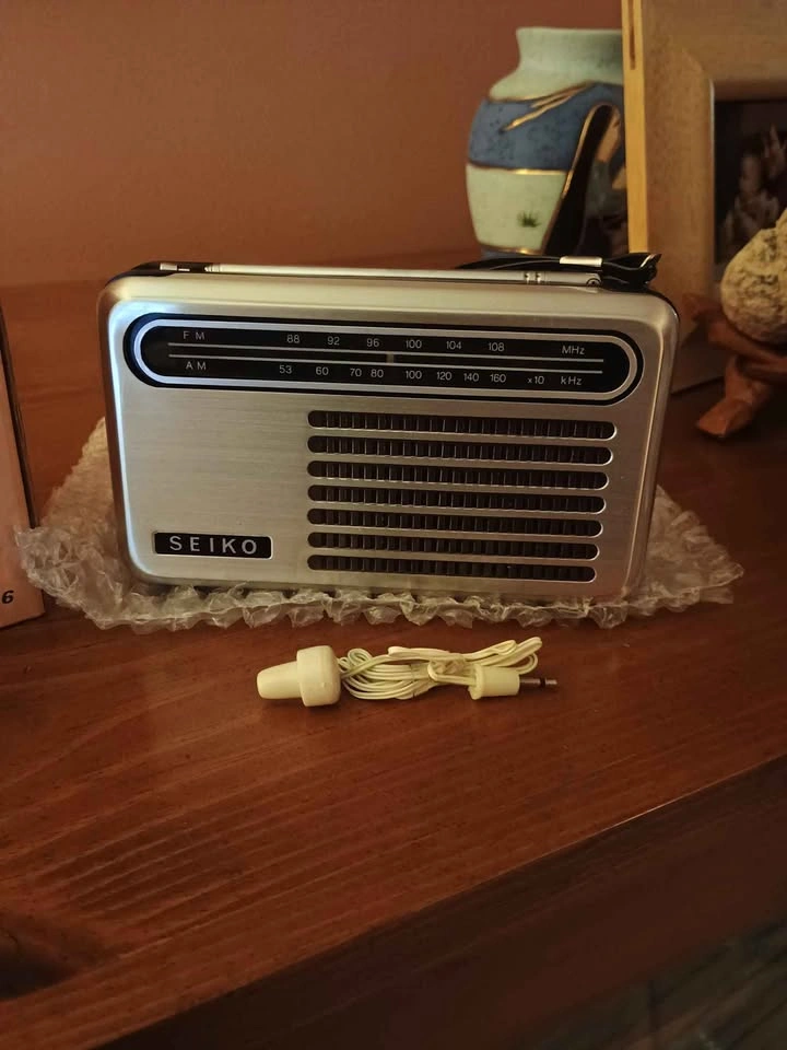 Vintage 1960s Seiko Solid State Transistor Radio Model S-76 - photo 3