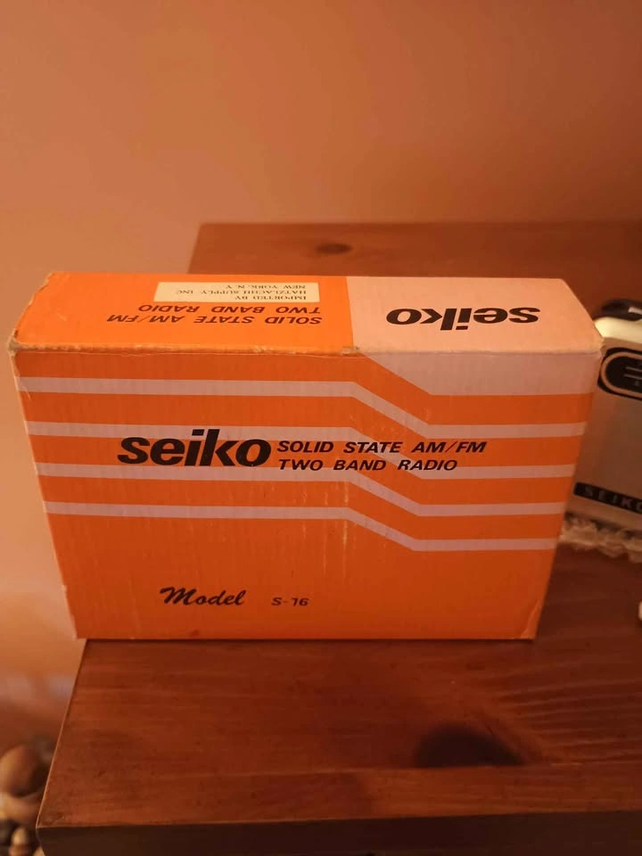 Vintage 1960s Seiko Solid State Transistor Radio Model S-76 - photo 4