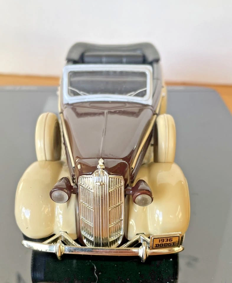 1994 Liberty Classics 1936 Dodge Convertible Sedan Coin Bank - photo 2