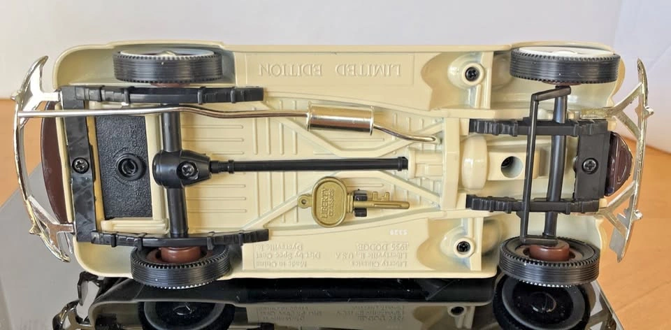 1994 Liberty Classics 1936 Dodge Convertible Sedan Coin Bank - photo 5