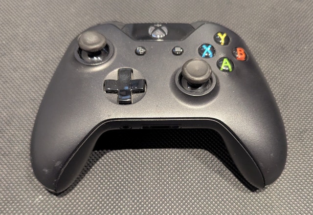 Xbox One Controller (No Bluetooth) (25$)