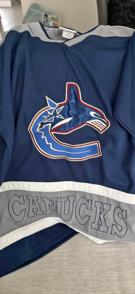 Canucks youth jersey