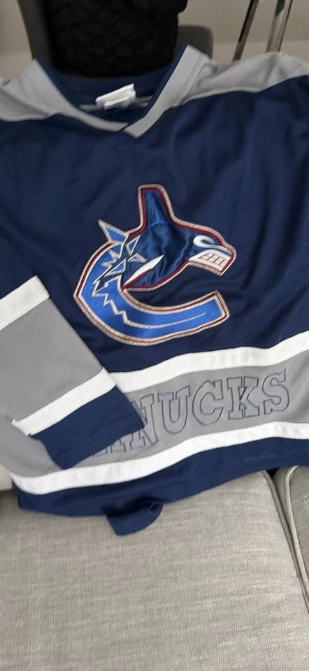 Canucks youth jersey - photo 2