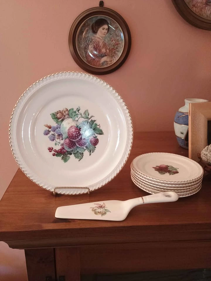 Vintage Harkerware 22k Strawberries Deluxe Hostess Set NOS - photo 2