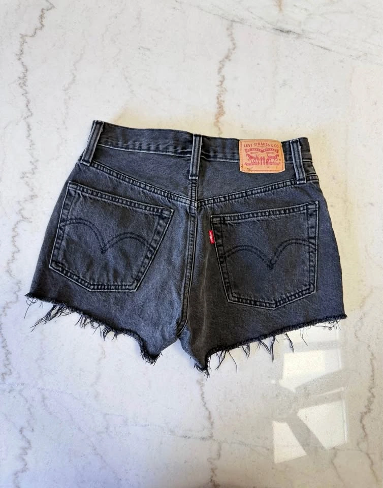 Levi’s 501 Denim Shorts – W24 – Black/Dark Wash