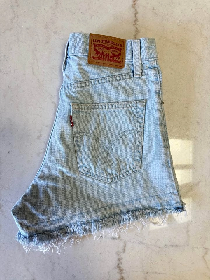 Levi’s High Waisted Mom Denim Shorts – Size 24 – Light Wash
