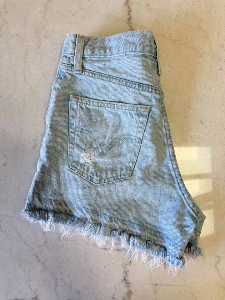 Levi’s High Waisted Mom Denim Shorts – Size 24 – Light Wash - photo 2