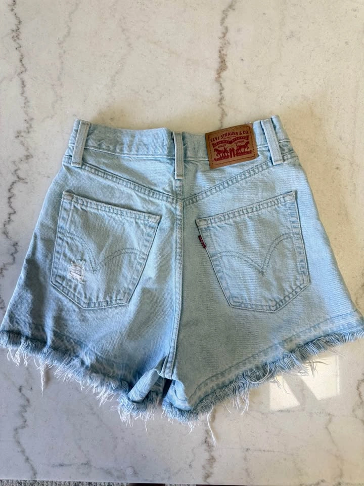 Levi’s High Waisted Mom Denim Shorts – Size 24 – Light Wash - photo 3