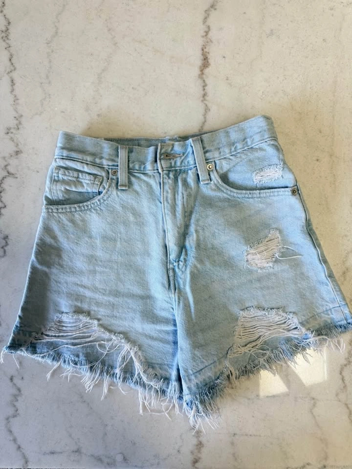 Levi’s High Waisted Mom Denim Shorts – Size 24 – Light Wash - photo 4
