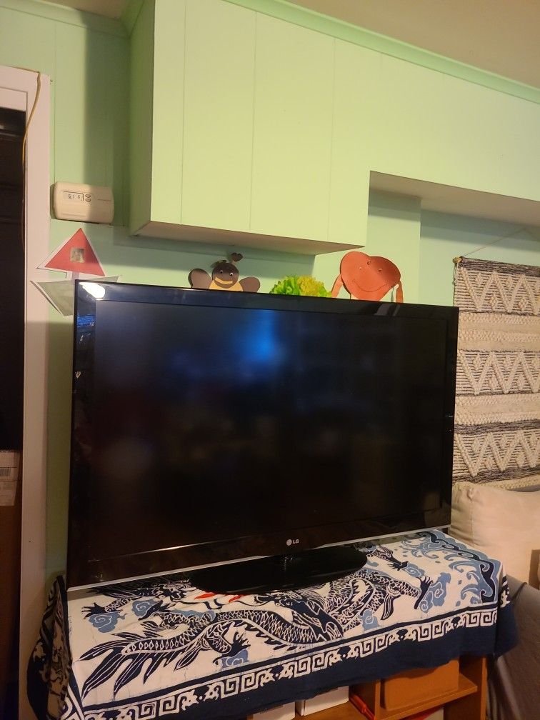LG Flatscreen LED TV 45" with Remote Control