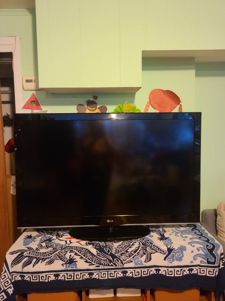 LG Flatscreen LED TV 45" with Remote Control - photo 2
