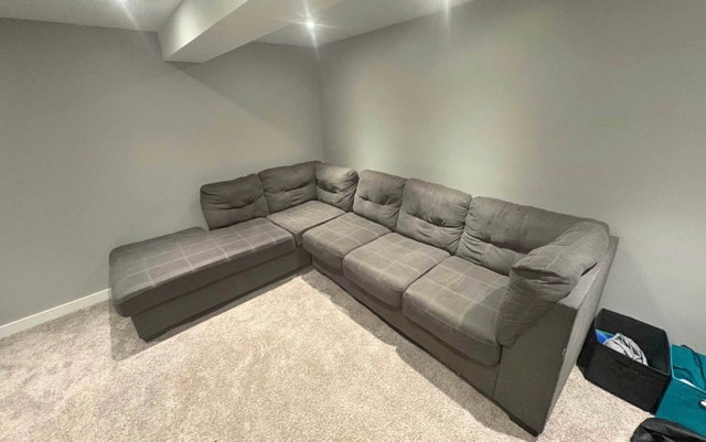 Large Clean Sectional Couch!