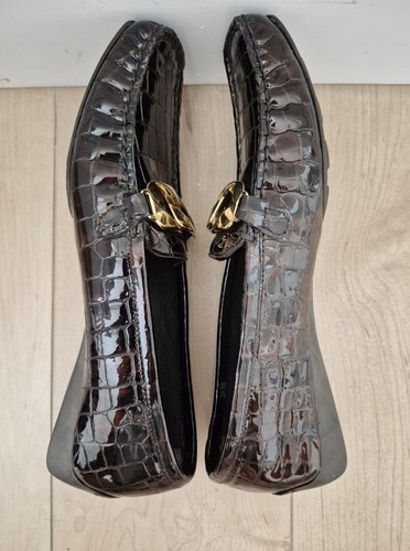 Stuart Weitzman Croc Patent Leather Loafers Gold Chain Size 8 - photo 5