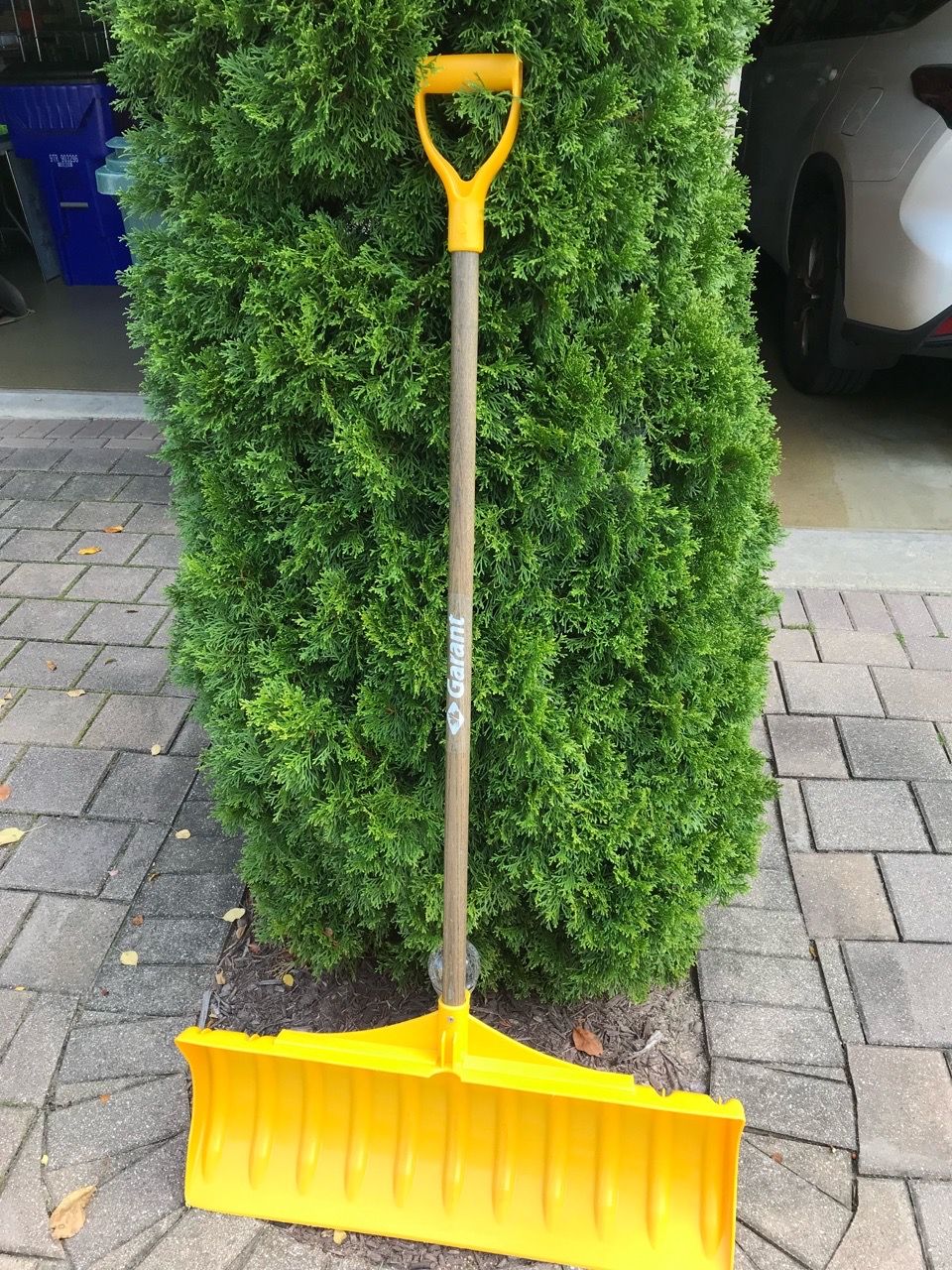 YELLOW GARANTY SNOW PUSHER