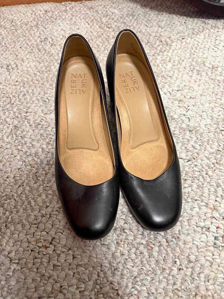 Naturalizer Whitney Black Leather Pumps