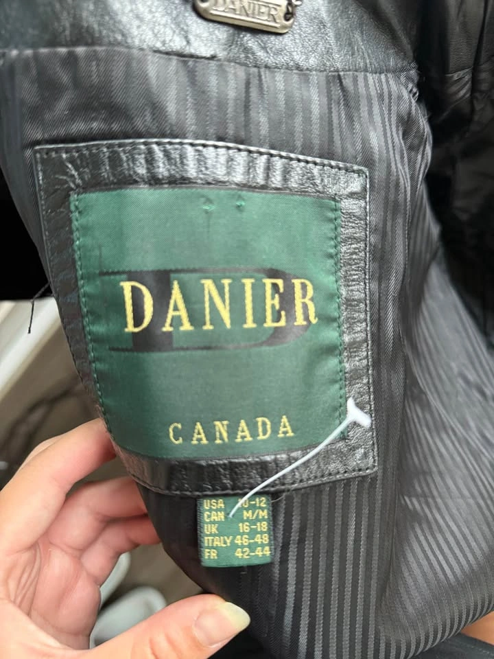 Genuine leather trench coat - Danier - photo 4