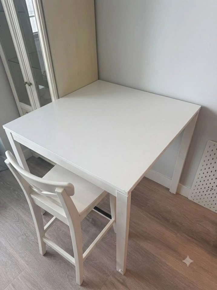 IKEA Table and 2 bar stools - photo 2