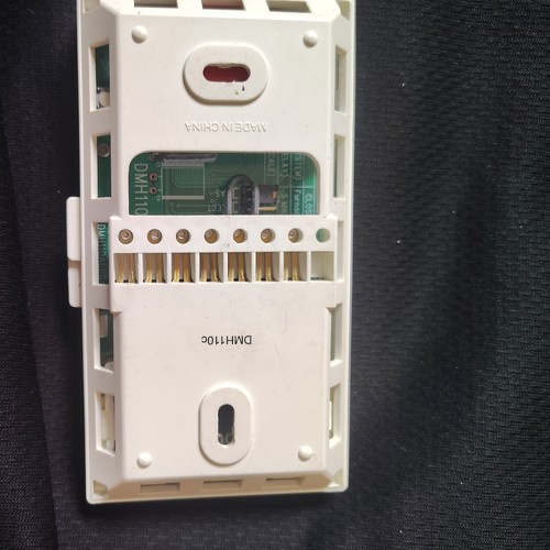 White Non-Programmable Digital Thermostat Heat/Cool/Off - photo 2