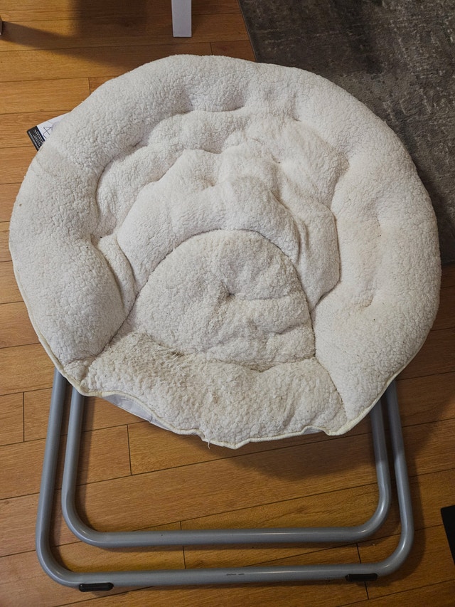 Mainstays Oversized Saucer Chair – Like New – $12