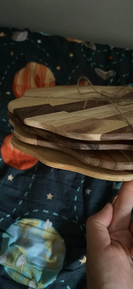 Set of 4 Scalloped Striped Wood Plates - photo 3