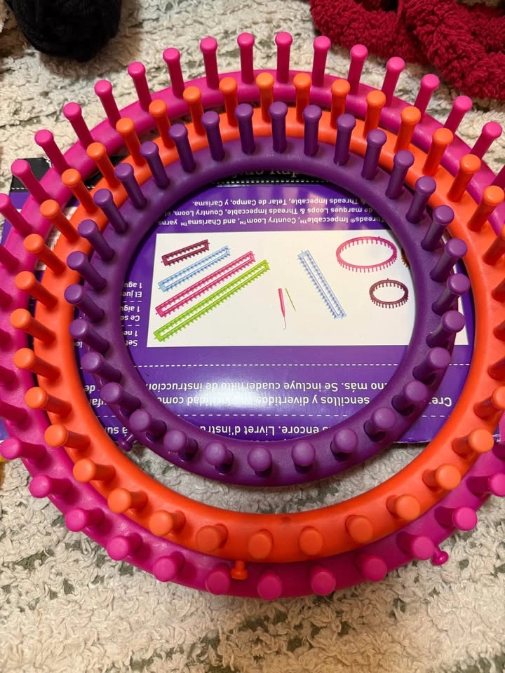 Craft & Knitting Supply Bundle: Yarn, Looms & Zippy Loom - photo 2