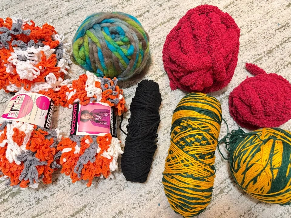 Craft & Knitting Supply Bundle: Yarn, Looms & Zippy Loom - photo 3