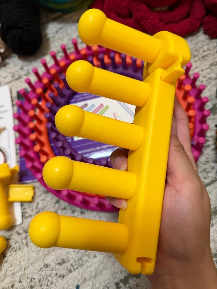 Craft & Knitting Supply Bundle: Yarn, Looms & Zippy Loom - photo 4