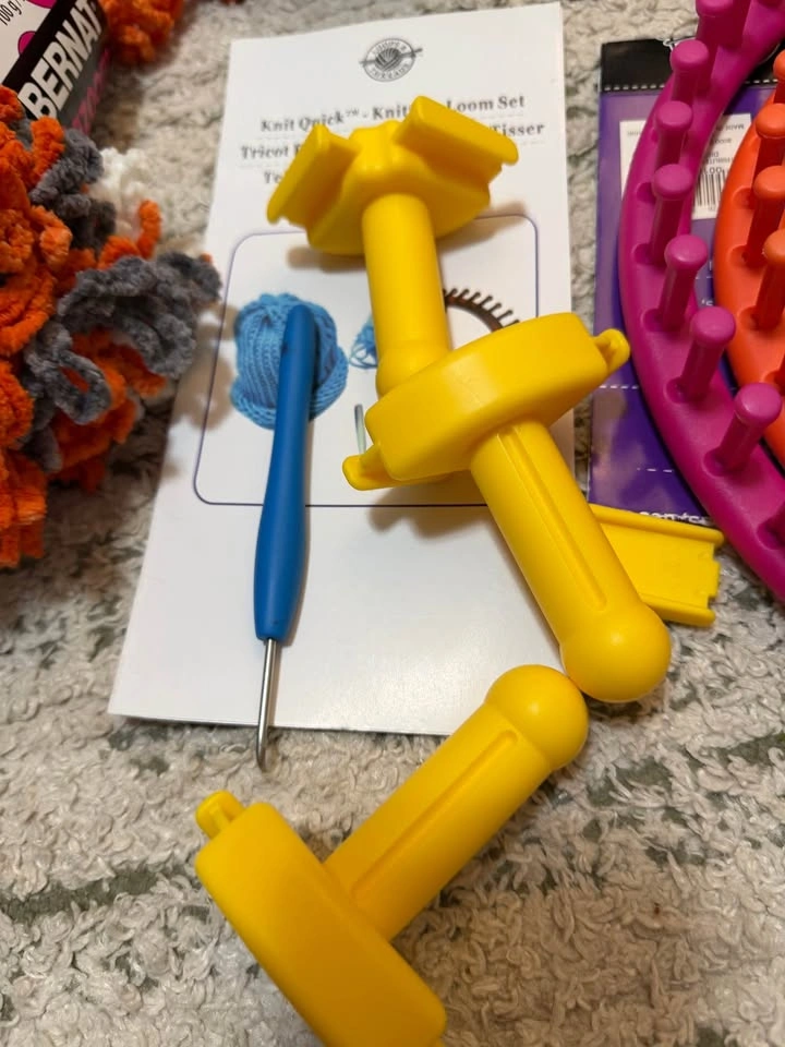 Craft & Knitting Supply Bundle: Yarn, Looms & Zippy Loom - photo 5