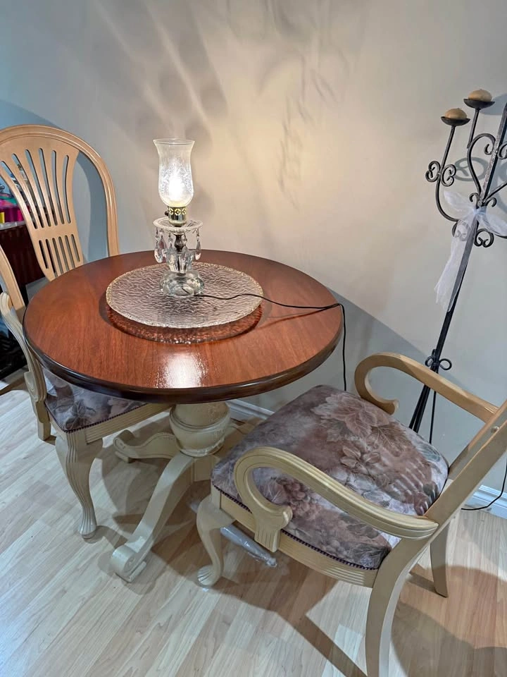 Round Pedestal Dining Table with 2 Chairs for staging