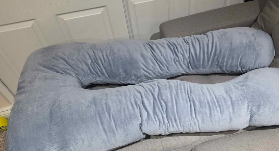 Maternity Pillow - Clean and barely used! - photo 2