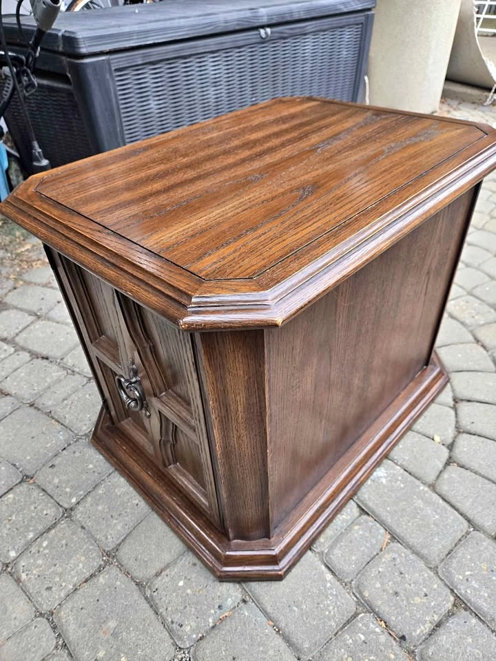 Oak Cabinet End Table / Side Table w/ Storage