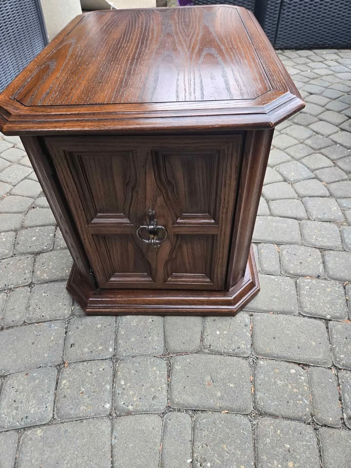 Oak Cabinet End Table / Side Table w/ Storage - photo 2