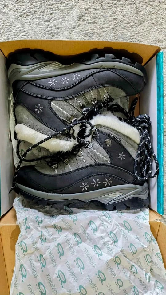 WindRiver New Winter Boots - Woman 7.5 - photo 3