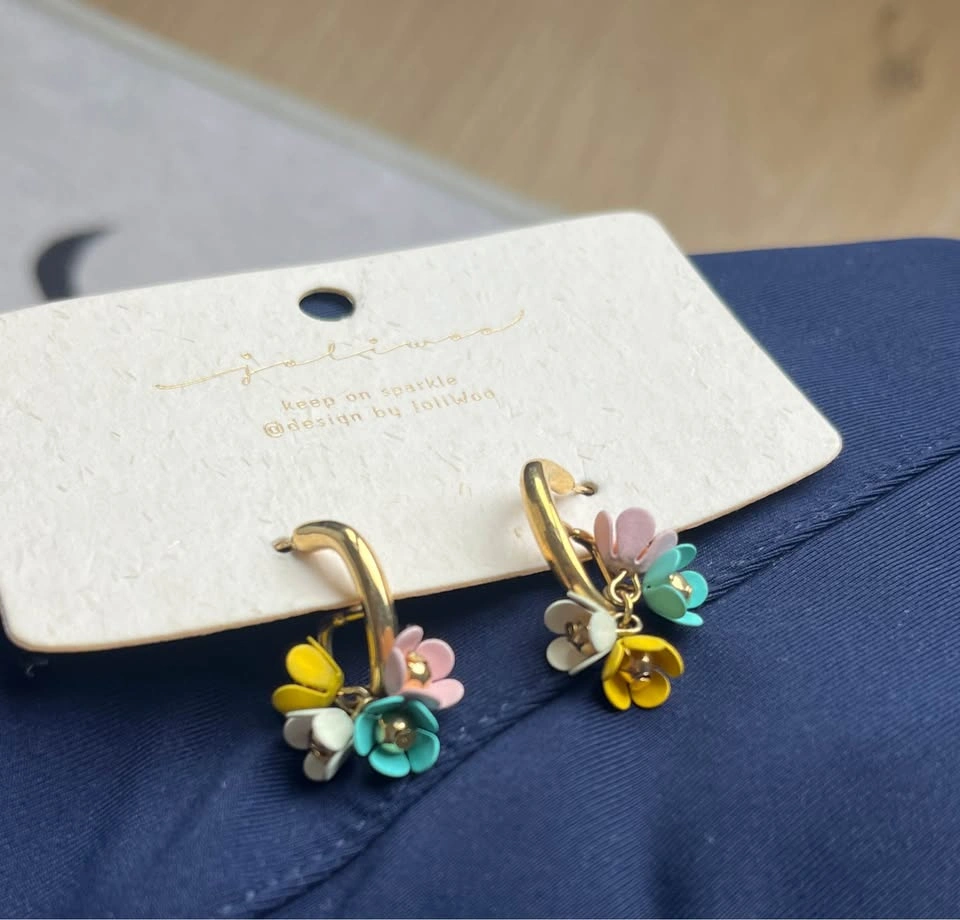 gold bunch of flowers earrings - photo 2
