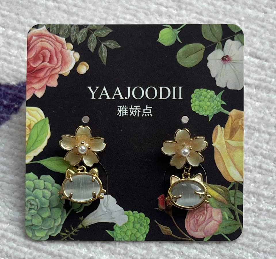 Gold flower cat earrings