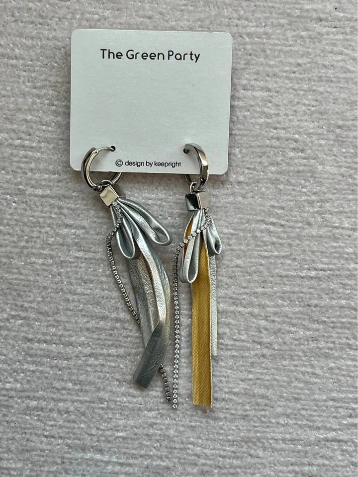 Silver ribbon earrings with chains