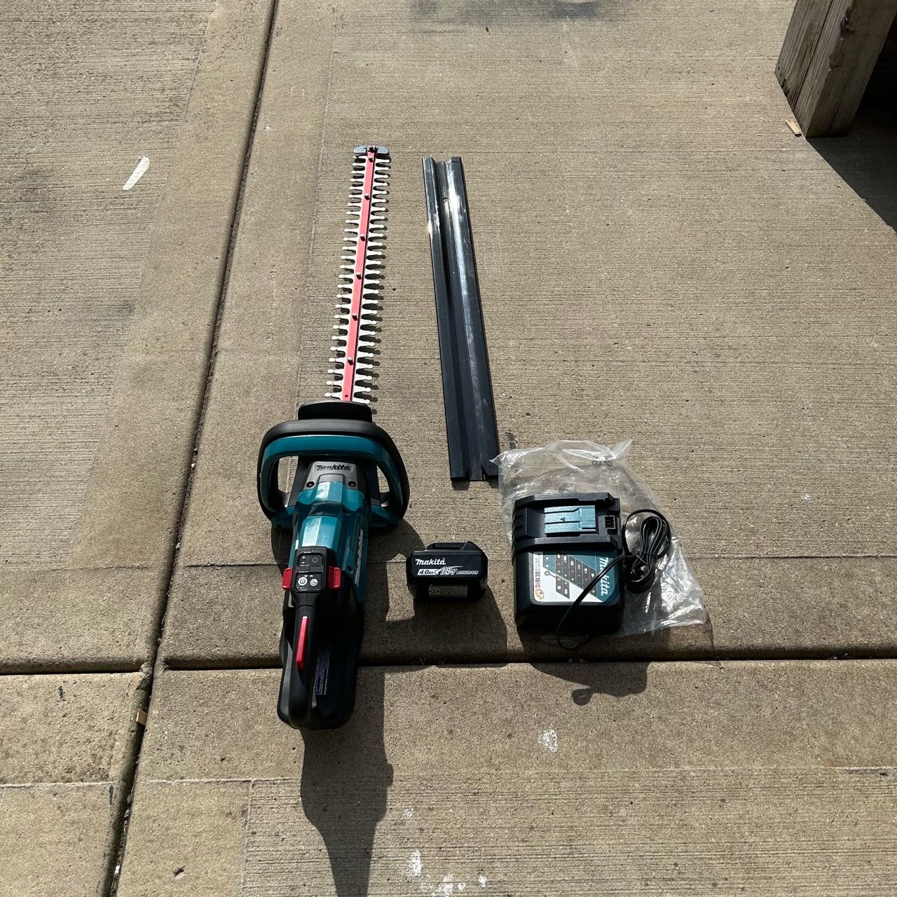 Makita 30" Hedge Trimmer with battery and charger