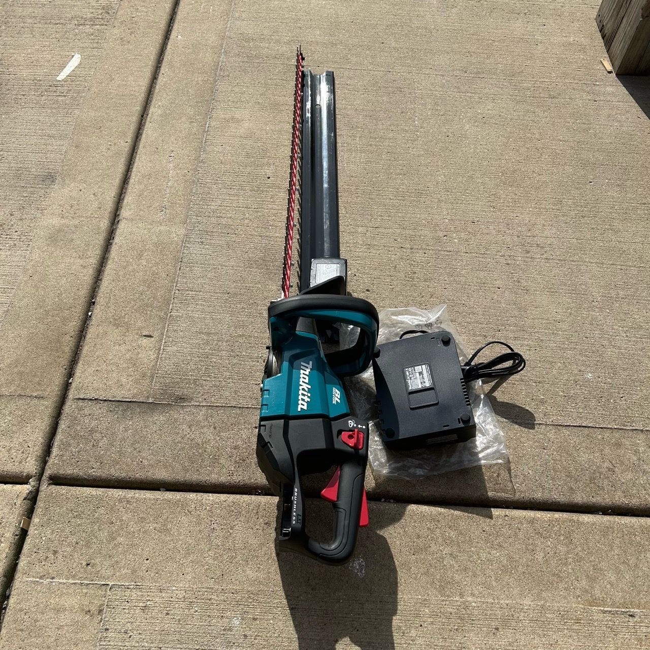 Makita 30" Hedge Trimmer with battery and charger - photo 5