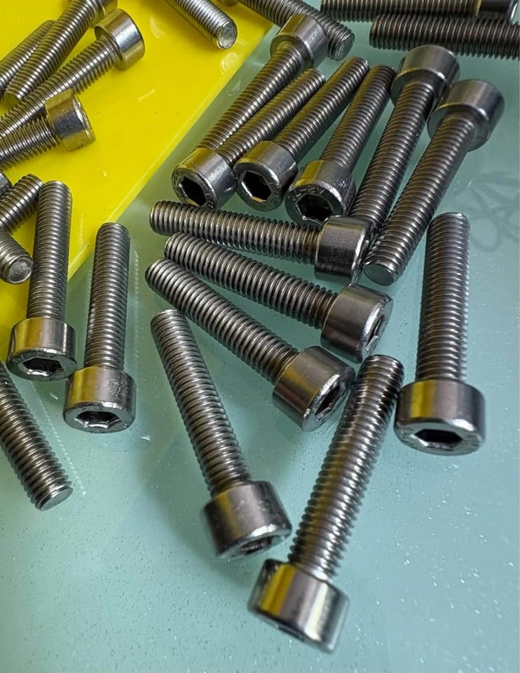 M5 x 20 Stainless Steel Socket Head Cap Screws Lot of 30 - photo 2