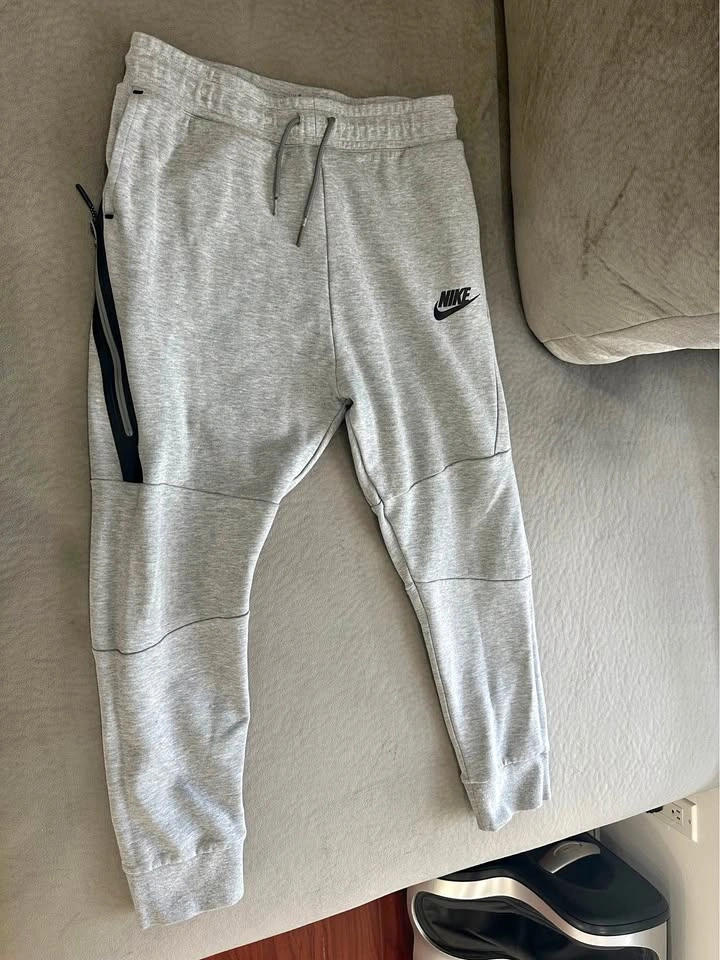 Kids Nike Tech Fleece Joggers Size XL Grey