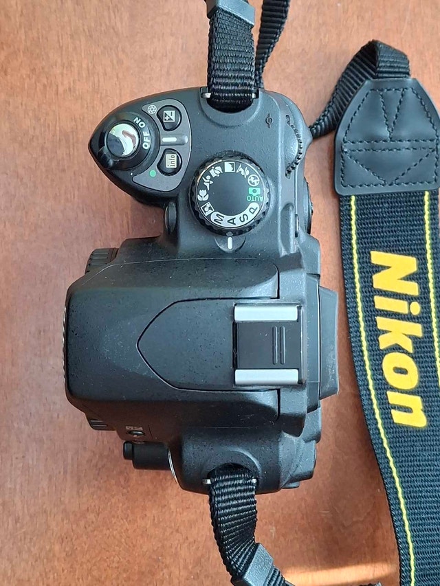Nikon D40 Body (4919 sc) with original battery, charger & strap - photo 3
