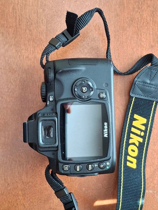 Nikon D40 Body (4919 sc) with original battery, charger & strap - photo 4