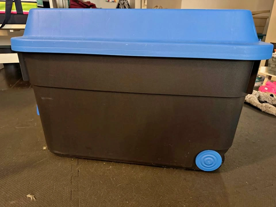 Sturdy storage bin/tote with wheels