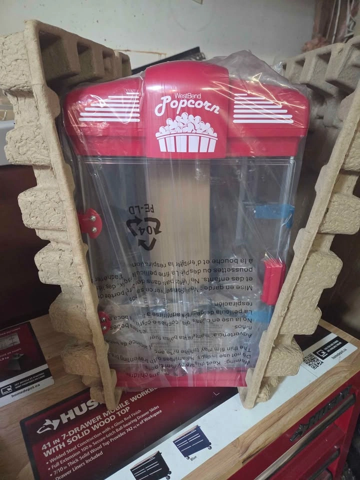 NEW West Bend Theater Crazy 4-Qt Popcorn Machine - photo 2