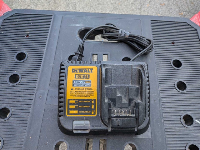 DeWalt DCB115 Charger