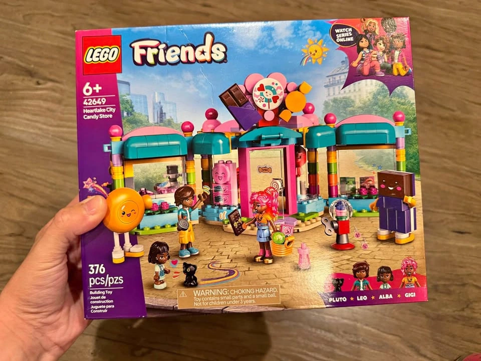 BNIB LEGO Friends Heartlake City Candy Store 42649